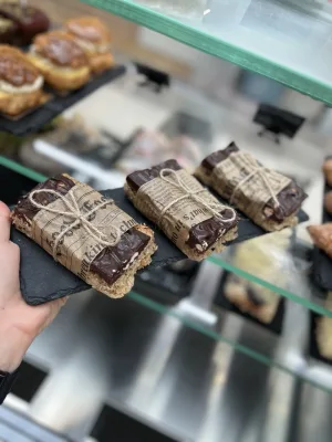 Ovesný flapjack s hořkou čokoládou a lískovými ořechy