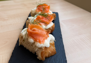 Foccacia se šlehaným tvarohem, uzený losos