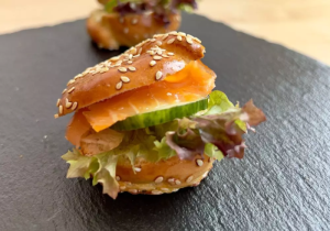 Banketový bagel – losos s okurkou