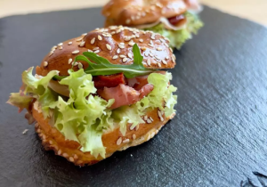 Banketový bagel – prosciutto se sušenými rajčátky