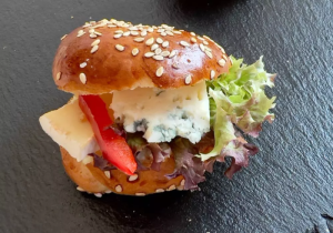 Banketový bagel – sýrový (camembert/niva)