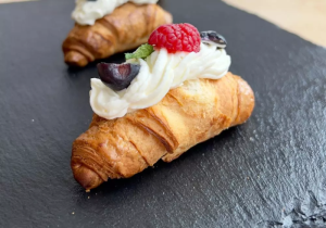 Francouzský croissant s mascarpone a čerstvým ovocem