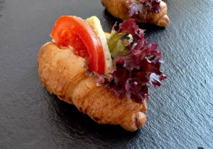 Banketový croissant –  caprese