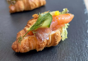 Banketový croissant –  losos s okurkou