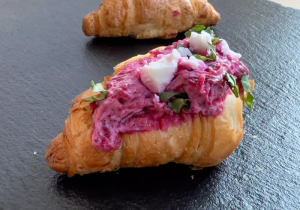 Banketový croissant – řepová pomazánka s kozím sýrem