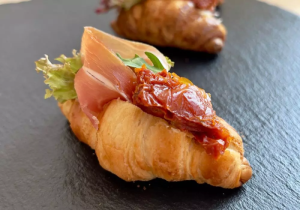 Banketový croissant –  prosciutto se sušenými rajčátky