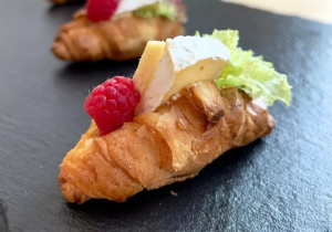 Banketový croissant –  sýrový (camembert/niva)