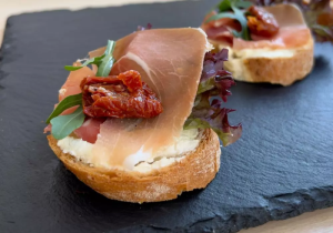 Italský banketový chlebíček – prosciutto se sušenými rajčátky