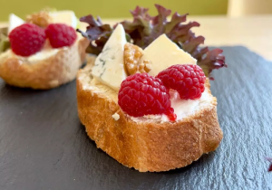 Italský banketový chlebíček – sýrový (camembert/niva)