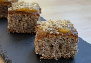 Ořechová buchta s mákem a ovocem