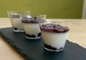 Panna cotta s ovocným přelivem