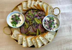 Roastbeef, křenová pěna, nakládaná cibule