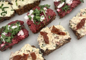 Vegan zrníčkový chlebík s variací pomazánek – mix druhů