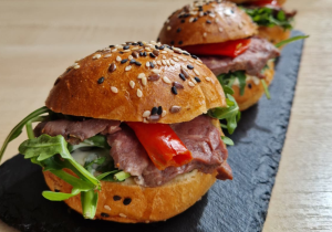 Banketový bagel- roastbeef a pečená paprika