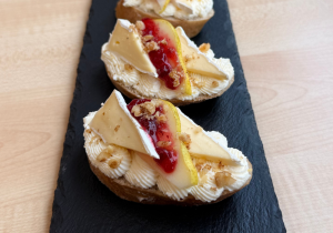 Italský banketový chlebíček- tvarohová espuma, hermelín, hruška, brusinky