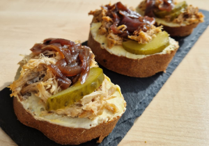 Italský banketový chlebíček- trhané vepřové, cibulové chutney, kyselá okurka