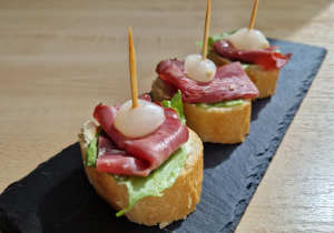 Kanapka s pastrami a cibulkou