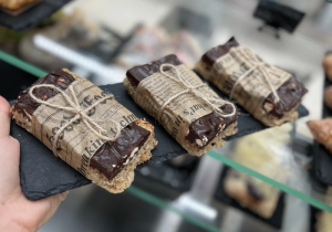 Ovesný flapjack s hořkou čokoládou a lískovými ořechy